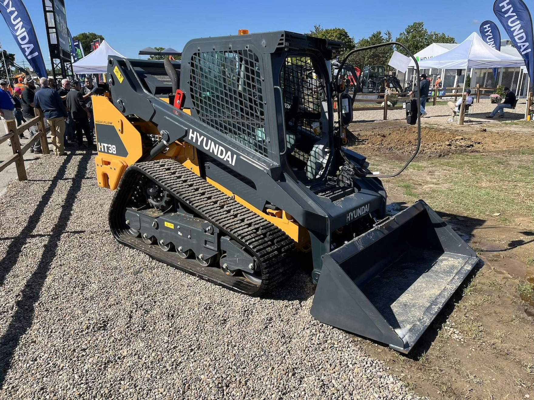 Read more about the article Hyundai Debuts HT38 Its Largest Compact Track Loader
