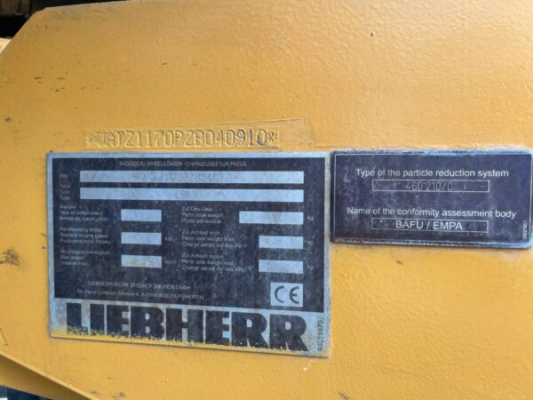 Liebherr L580 Loader For Sale - Image 16