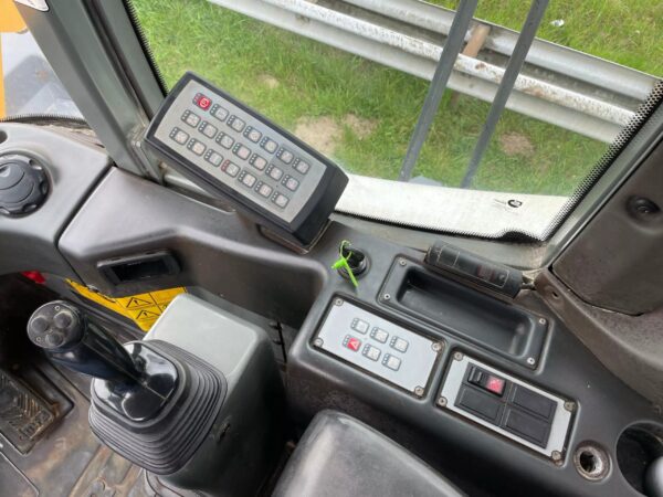 Liebherr L580 Loader For Sale - Image 11