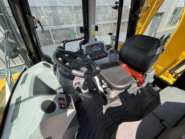 Caterpillar 424 4×4 Backhoe Loader Backhoe - Image 15
